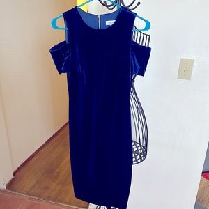 Calvin Klein cold shoulder blue velvet cocktail dress. Gorgeous royal blue
